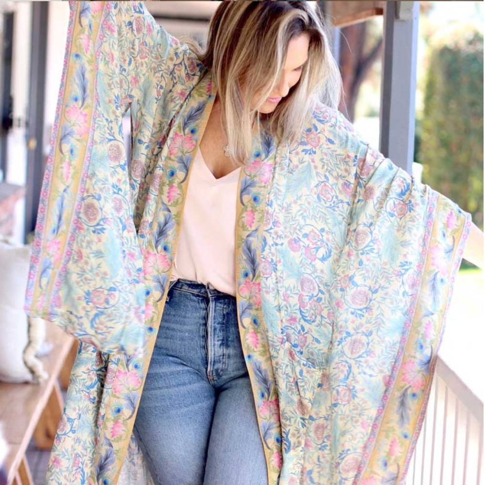 🌺 Beautiful silky kimono robe - Picture 2 of 8